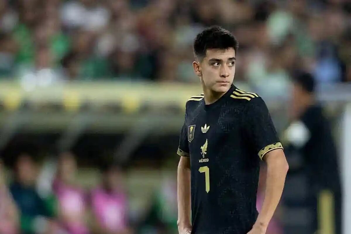 Gilberto Mora debe mirarse en el espejo de Diego Lainez