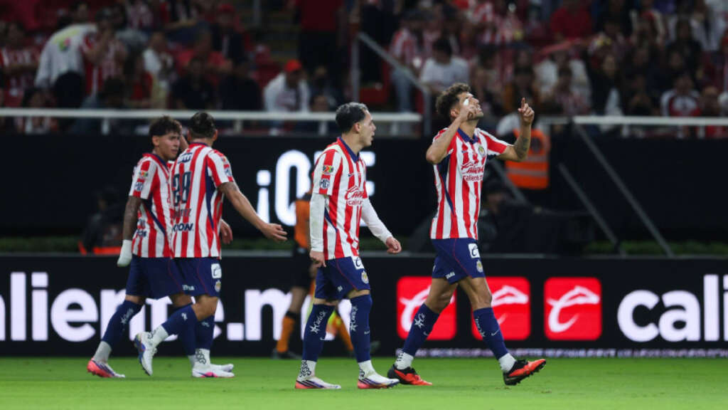Dos jugadores regresarían a Chivas en diciembre, pero Gabriel Milito tendrá la última palabra